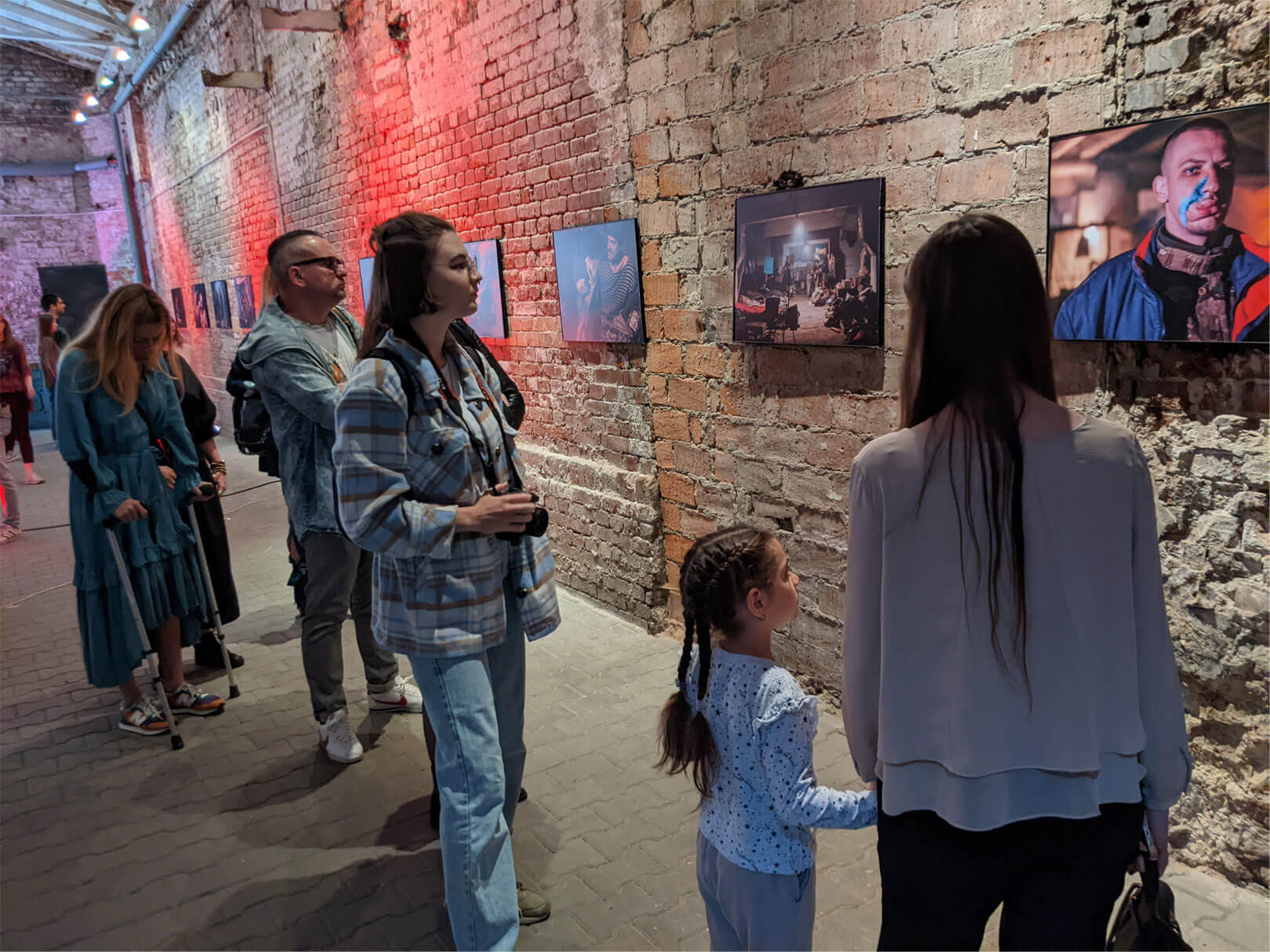 Photo exhibition showing the courage of Ukrainian Azov defenders opens in Wroclaw
